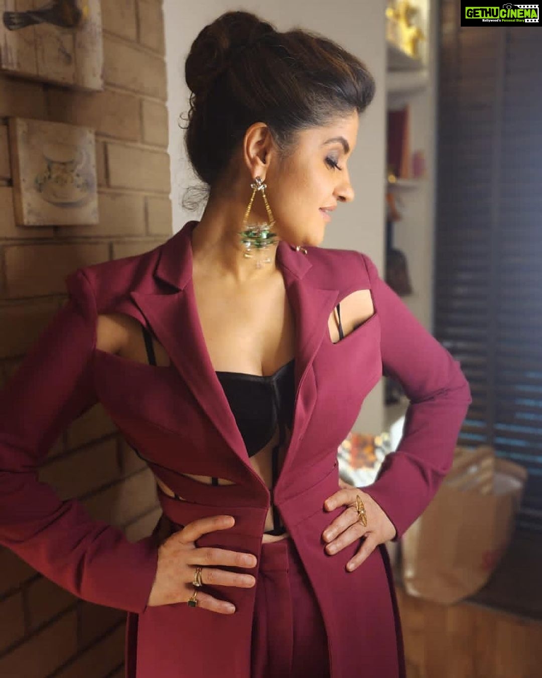 Archana Instagram - Coz On an awards night … make it look like it’s well earned 💯 . . . Outfit @worldofasra MUA @nits__20_hairmakeup1970 Jewellery @azotiique Styled @shobhanarangjewellery 🎥 @akshaysharma1 #events #host #hosting #liveevent #awardsnight #bollywood #ott #tv #actor