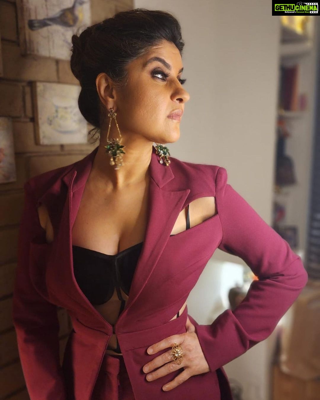 Archana Instagram - Coz On an awards night … make it look like it’s well earned 💯 . . . Outfit @worldofasra MUA @nits__20_hairmakeup1970 Jewellery @azotiique Styled @shobhanarangjewellery 🎥 @akshaysharma1 #events #host #hosting #liveevent #awardsnight #bollywood #ott #tv #actor