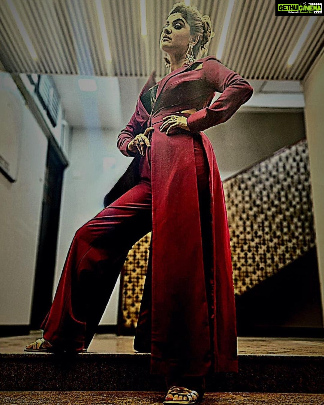 Archana Instagram - Coz On an awards night … make it look like it’s well earned 💯 . . . Outfit @worldofasra MUA @nits__20_hairmakeup1970 Jewellery @azotiique Styled @shobhanarangjewellery 🎥 @akshaysharma1 #events #host #hosting #liveevent #awardsnight #bollywood #ott #tv #actor