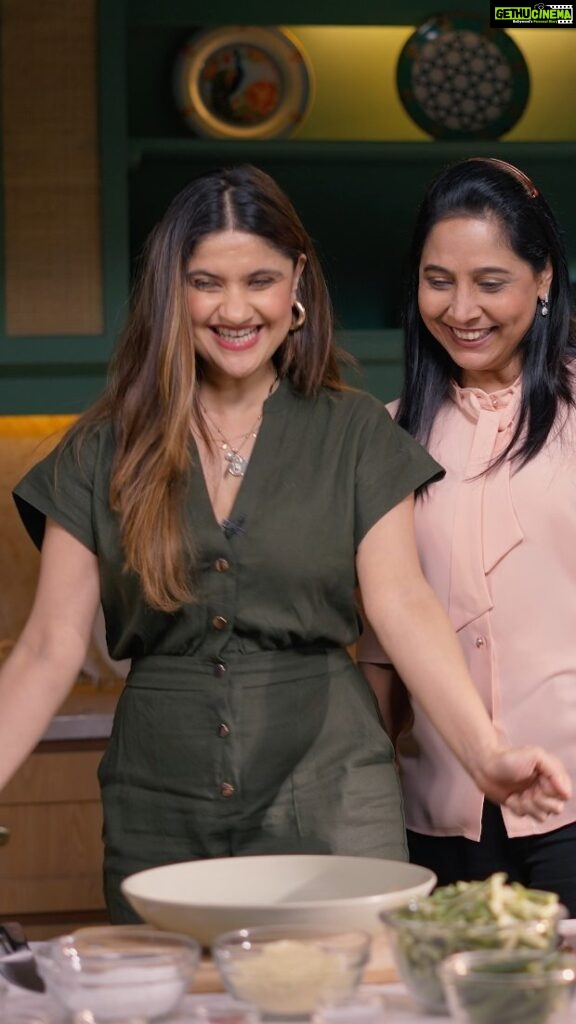 Archana Instagram - Crunch away with @alyonakapoor and @archanaapania Kurkuri Bhindi recipe! 💯❤️ Watch the full recipe on my youtube channel Sanjeev Kapoor Khazana 💯 #FamilyFoodTales #AlyonaKapoor #SanjeevKapoor #KeralaFriedChicken #FriedChicken #ChickenRecipes #CrispyChicken #Chickenfry #Chicken #HomemadeRecipes #Keralarecipes #SanjeevKapoorKhazana