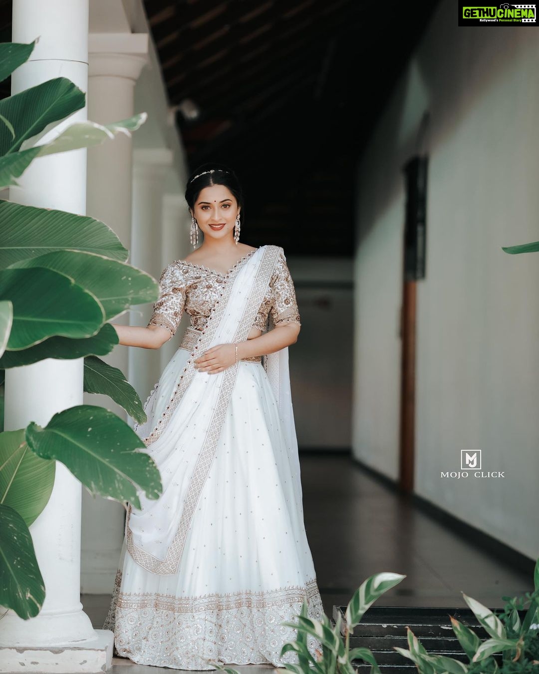 Arthana Binu Instagram - 💄: @karthika.nitheesh 👗: @mahekdesigns 📸: @mojo_click Accessories: @orangebeautycollection2022