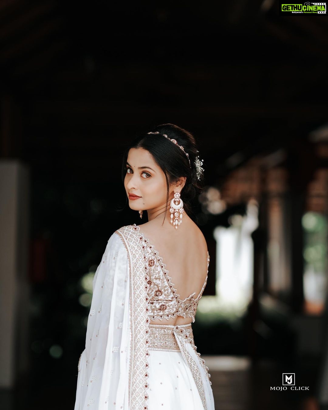 Arthana Binu Instagram - 💄: @karthika.nitheesh 👗: @mahekdesigns 📸: @mojo_click Accessories: @orangebeautycollection2022