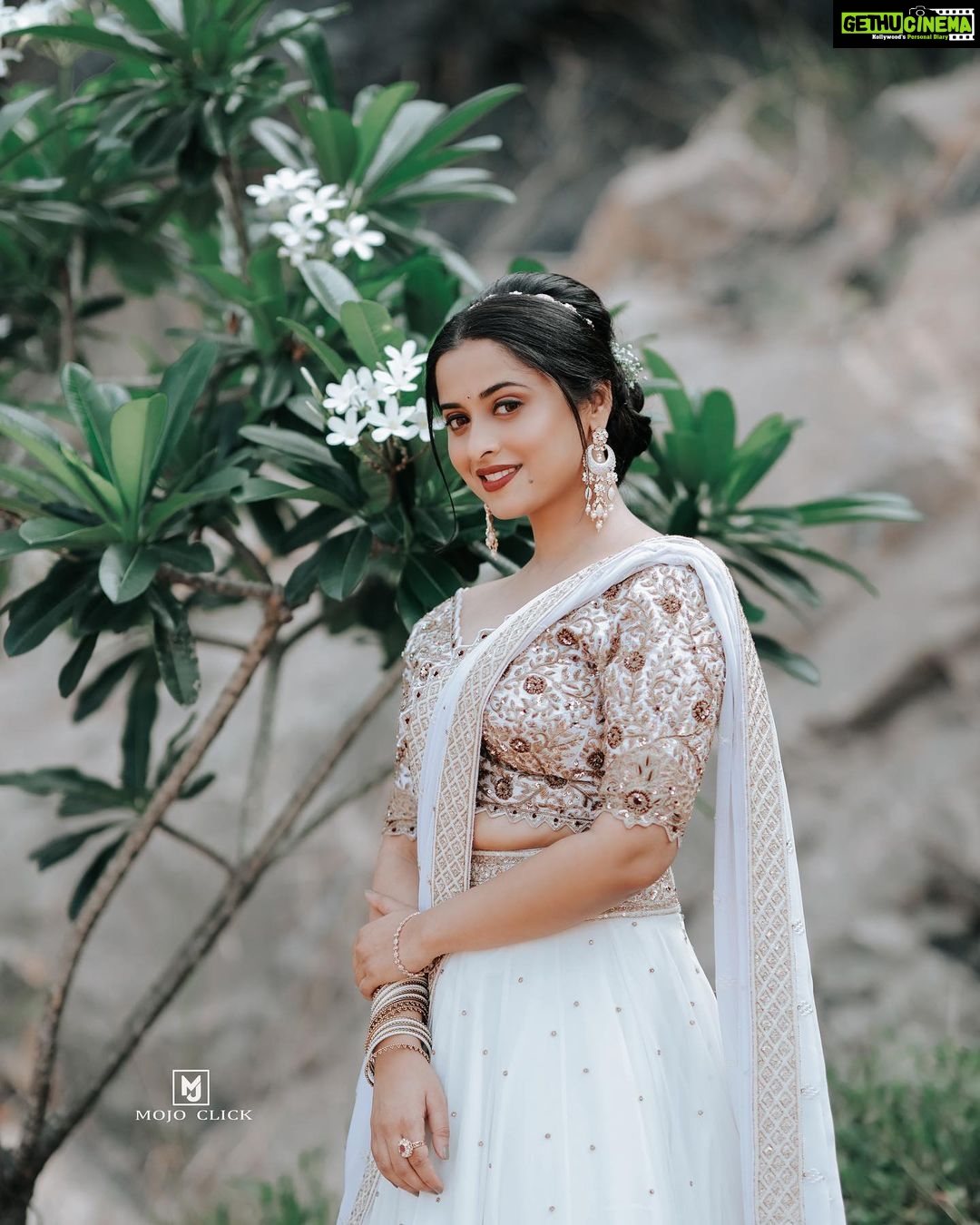 Arthana Binu Instagram - 💄: @karthika.nitheesh 👗: @mahekdesigns 📸: @mojo_click Accessories: @orangebeautycollection2022