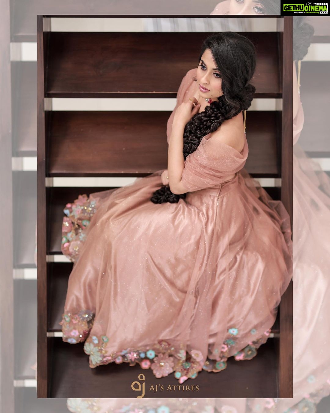Arthana Binu Instagram - Wearing @ajs_attires’ beige single shoulder pleated crop and embroidered skirt . . Muse : @arthana_binu MUA : @charmah_makeupstudio Clicked by : @sree_vishnu_photography Costume : @ajs_attires #ajsattires #bridalblouse #photoshoot