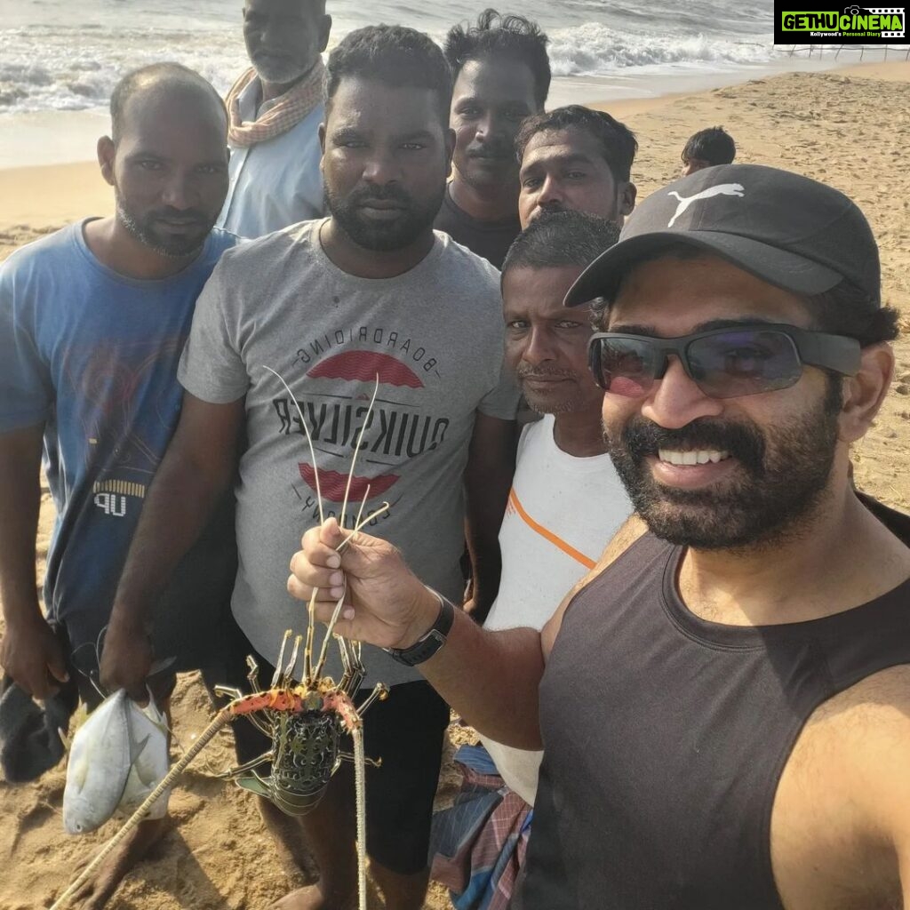 Arun Vijay Instagram - An exciting & a wonderful morning with the lovely hardworking people!! My love and respect to all the fishermen and their families..🙏🏽❤ Finding happiness with the simplest things is the key to life!! Spread love!!❤🤗 #lifeisbeautiful #AV #autoride #happiness #sealife #fisherman #nature #beach #kuppam #love #LuvAV