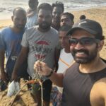 Arun Vijay Instagram - An exciting & a wonderful morning with the lovely hardworking people!! My love and respect to all the fishermen and their families..🙏🏽❤️ Finding happiness with the simplest things is the key to life!! Spread love!!❤️🤗 #lifeisbeautiful #AV #autoride #happiness #sealife #fisherman #nature #beach #kuppam #love #LuvAV