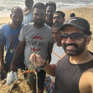 Arun Vijay Instagram - An exciting & a wonderful morning with the lovely hardworking people!! My love and respect to all the fishermen and their families..🙏🏽❤️ Finding happiness with the simplest things is the key to life!! Spread love!!❤️🤗 #lifeisbeautiful #AV #autoride #happiness #sealife #fisherman #nature #beach #kuppam #love #LuvAV