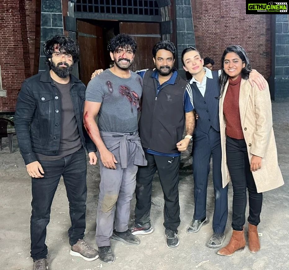 Arun Vijay Instagram - It's a wrap!!📽🎬 #AchchamEnbadhuIllayae Was a wonderful journey working with #DirectorVijay and his talented team. Thanks to @iamamyjackson,#nimishasajayan, @iambharathbopanna7, @silva_stunt and all the others who worked hard to bring the director's huge vision to a grand reality! Can't wait for you'll to watch on big screen!!🤞🏽✌🏽❤️