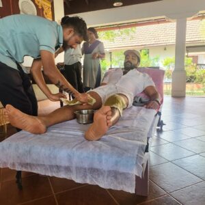 Arun Vijay Instagram - Getting my injured knee treated by traditional Ayurvedic method.. Feeling much better.. On my 4th day of treatment... Will be backkk soon to shoot..👍🏽❤️😘 
#kerala #trissur #actorslife #stuntinjury