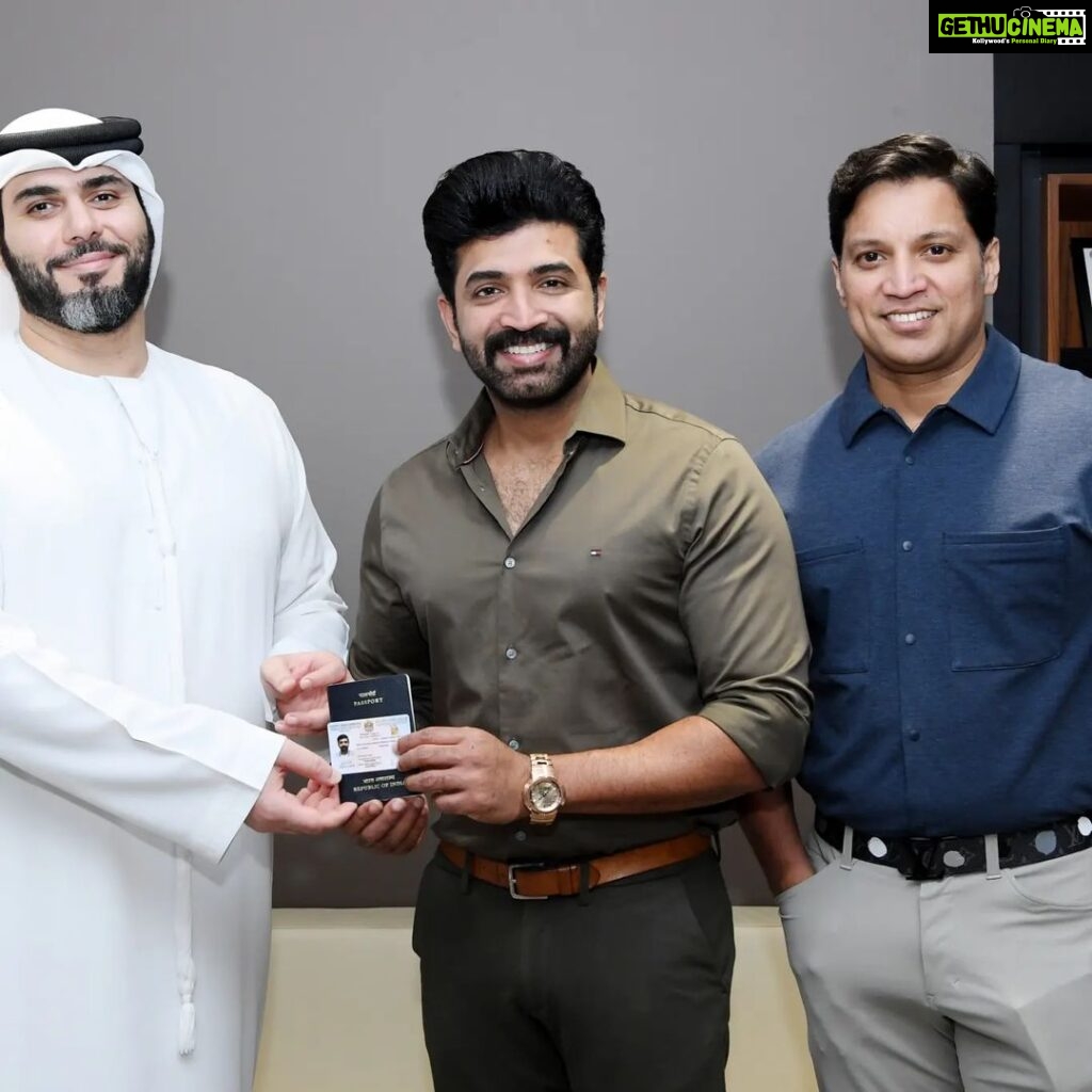 Arun Vijay Instagram - Thanks to the UAE government for this honor!! 🙏🏽❤ @UAEmediaoffice @uaegov @gdrfadubai @nayeemmoosa #goldenvisa #goldenvisadubai