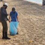 Arun Vijay Instagram - Started our sunday morning cleaning up the waste on the beach and teaching the next gen while doing so. Let's do our part and keep our environment clean...👍🏽 Happy Sunday!! #savenature #noplastic #cleanenvironment #beresponsible #savetheplanet