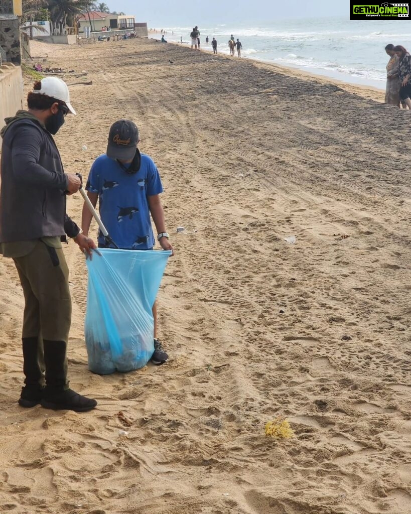 Arun Vijay Instagram - Started our sunday morning cleaning up the waste on the beach and teaching the next gen while doing so. Let's do our part and keep our environment clean...👍🏽 Happy Sunday!! #savenature #noplastic #cleanenvironment #beresponsible #savetheplanet