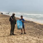 Arun Vijay Instagram - Started our sunday morning cleaning up the waste on the beach and teaching the next gen while doing so. Let's do our part and keep our environment clean...👍🏽 Happy Sunday!! #savenature #noplastic #cleanenvironment #beresponsible #savetheplanet