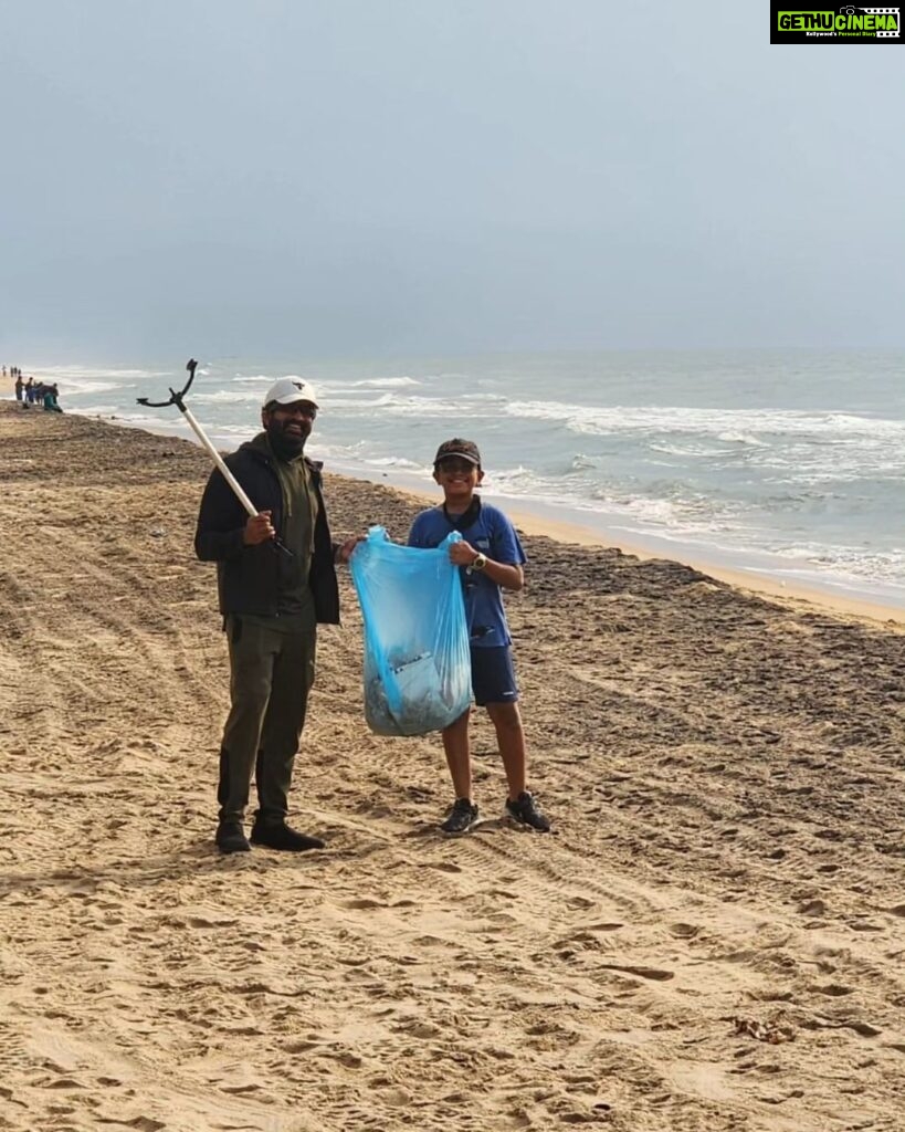 Arun Vijay Instagram - Started our sunday morning cleaning up the waste on the beach and teaching the next gen while doing so. Let's do our part and keep our environment clean...👍🏽 Happy Sunday!! #savenature #noplastic #cleanenvironment #beresponsible #savetheplanet