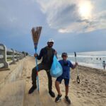 Arun Vijay Instagram - Started our sunday morning cleaning up the waste on the beach and teaching the next gen while doing so. Let's do our part and keep our environment clean...👍🏽 Happy Sunday!! #savenature #noplastic #cleanenvironment #beresponsible #savetheplanet