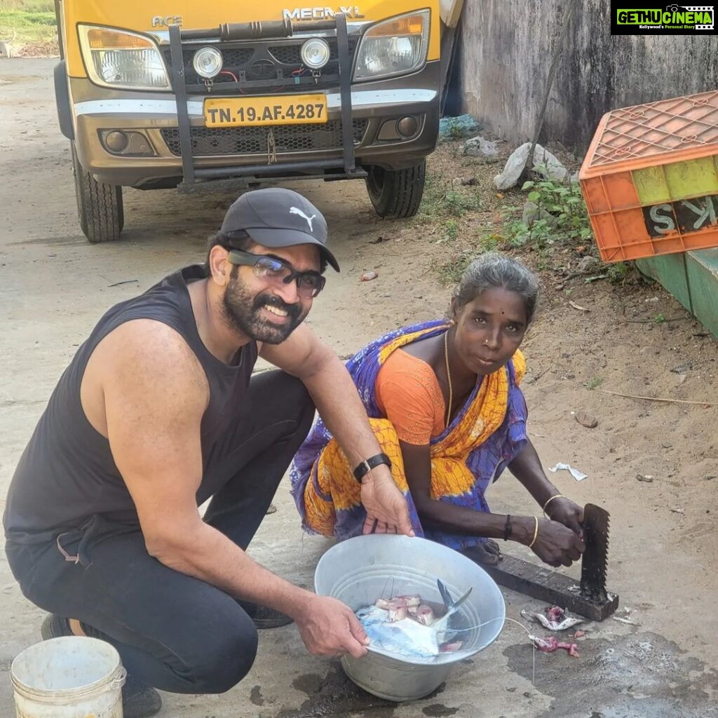 Arun Vijay Instagram - An exciting & a wonderful morning with the lovely hardworking people!! My love and respect to all the fishermen and their families..🙏🏽❤️ Finding happiness with the simplest things is the key to life!! Spread love!!❤️🤗 #lifeisbeautiful #AV #autoride #happiness #sealife #fisherman #nature #beach #kuppam #love #LuvAV