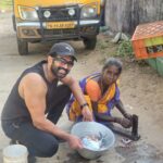 Arun Vijay Instagram - An exciting & a wonderful morning with the lovely hardworking people!! My love and respect to all the fishermen and their families..🙏🏽❤️ Finding happiness with the simplest things is the key to life!! Spread love!!❤️🤗 #lifeisbeautiful #AV #autoride #happiness #sealife #fisherman #nature #beach #kuppam #love #LuvAV