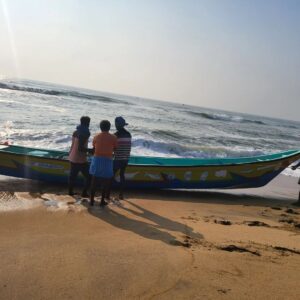 Arun Vijay Instagram - An exciting & a wonderful morning with the lovely hardworking people!! My love and respect to all the fishermen and their families..🙏🏽❤️
Finding happiness with the simplest things is the key to life!! Spread love!!❤️🤗
#lifeisbeautiful #AV #autoride #happiness #sealife #fisherman #nature #beach #kuppam #love #LuvAV