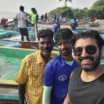 Arun Vijay Instagram - An exciting & a wonderful morning with the lovely hardworking people!! My love and respect to all the fishermen and their families..🙏🏽❤️ Finding happiness with the simplest things is the key to life!! Spread love!!❤️🤗 #lifeisbeautiful #AV #autoride #happiness #sealife #fisherman #nature #beach #kuppam #love #LuvAV