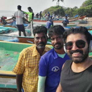 Arun Vijay Instagram - An exciting & a wonderful morning with the lovely hardworking people!! My love and respect to all the fishermen and their families..🙏🏽❤️
Finding happiness with the simplest things is the key to life!! Spread love!!❤️🤗
#lifeisbeautiful #AV #autoride #happiness #sealife #fisherman #nature #beach #kuppam #love #LuvAV