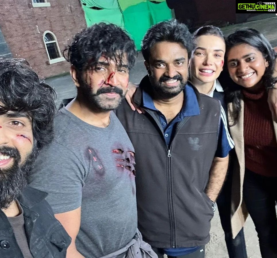 Arun Vijay Instagram - It's a wrap!!📽🎬 #AchchamEnbadhuIllayae Was a wonderful journey working with #DirectorVijay and his talented team. Thanks to @iamamyjackson,#nimishasajayan, @iambharathbopanna7, @silva_stunt and all the others who worked hard to bring the director's huge vision to a grand reality! Can't wait for you'll to watch on big screen!!🤞🏽✌🏽❤