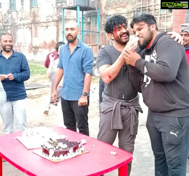 Arun Vijay Instagram - It's a wrap!!📽🎬 #AchchamEnbadhuIllayae Was a wonderful journey working with #DirectorVijay and his talented team. Thanks to @iamamyjackson,#nimishasajayan, @iambharathbopanna7, @silva_stunt and all the others who worked hard to bring the director's huge vision to a grand reality! Can't wait for you'll to watch on big screen!!🤞🏽✌🏽❤