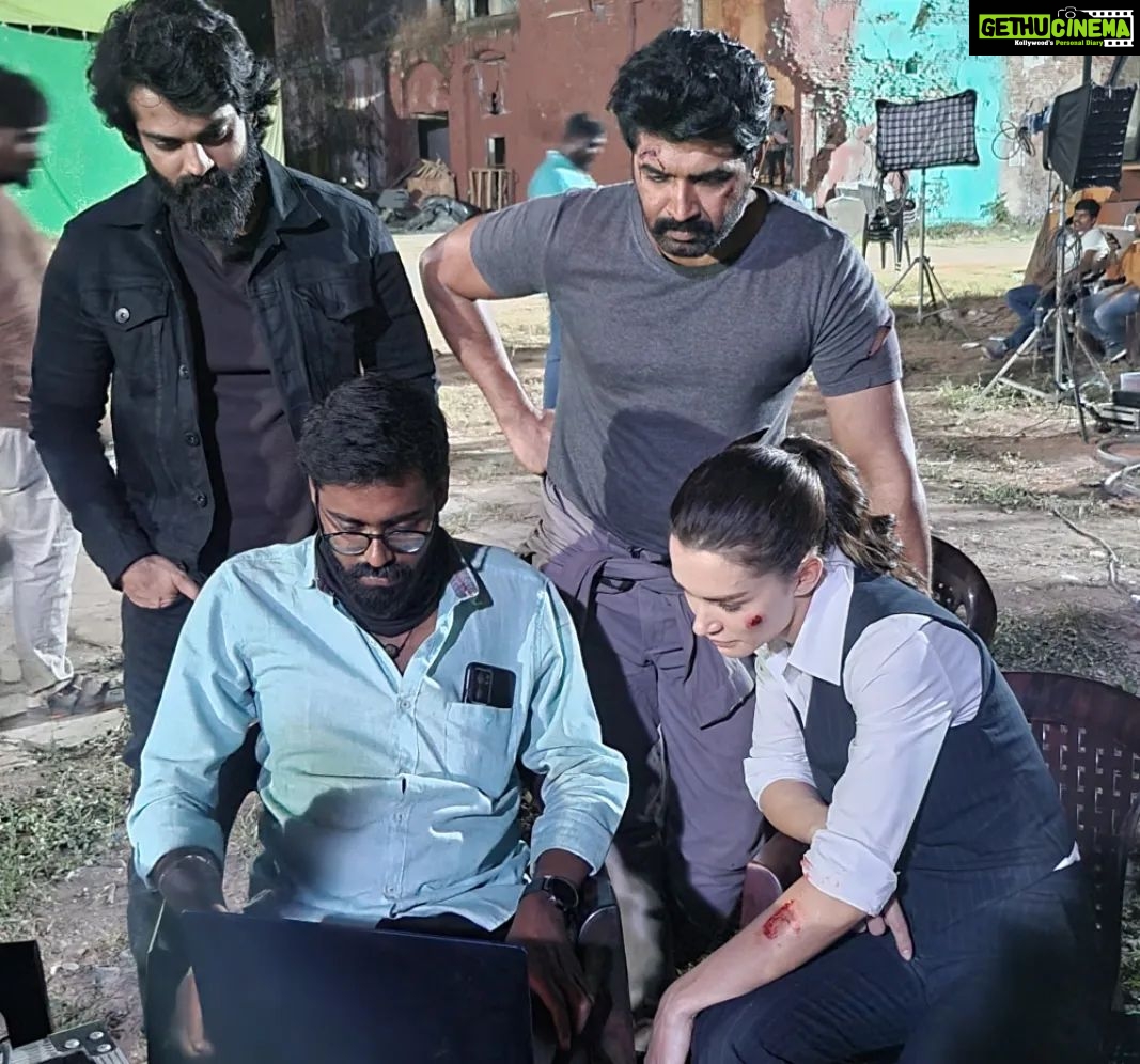 Arun Vijay Instagram - It's a wrap!!📽🎬 #AchchamEnbadhuIllayae Was a wonderful journey working with #DirectorVijay and his talented team. Thanks to @iamamyjackson,#nimishasajayan, @iambharathbopanna7, @silva_stunt and all the others who worked hard to bring the director's huge vision to a grand reality! Can't wait for you'll to watch on big screen!!🤞🏽✌🏽❤️