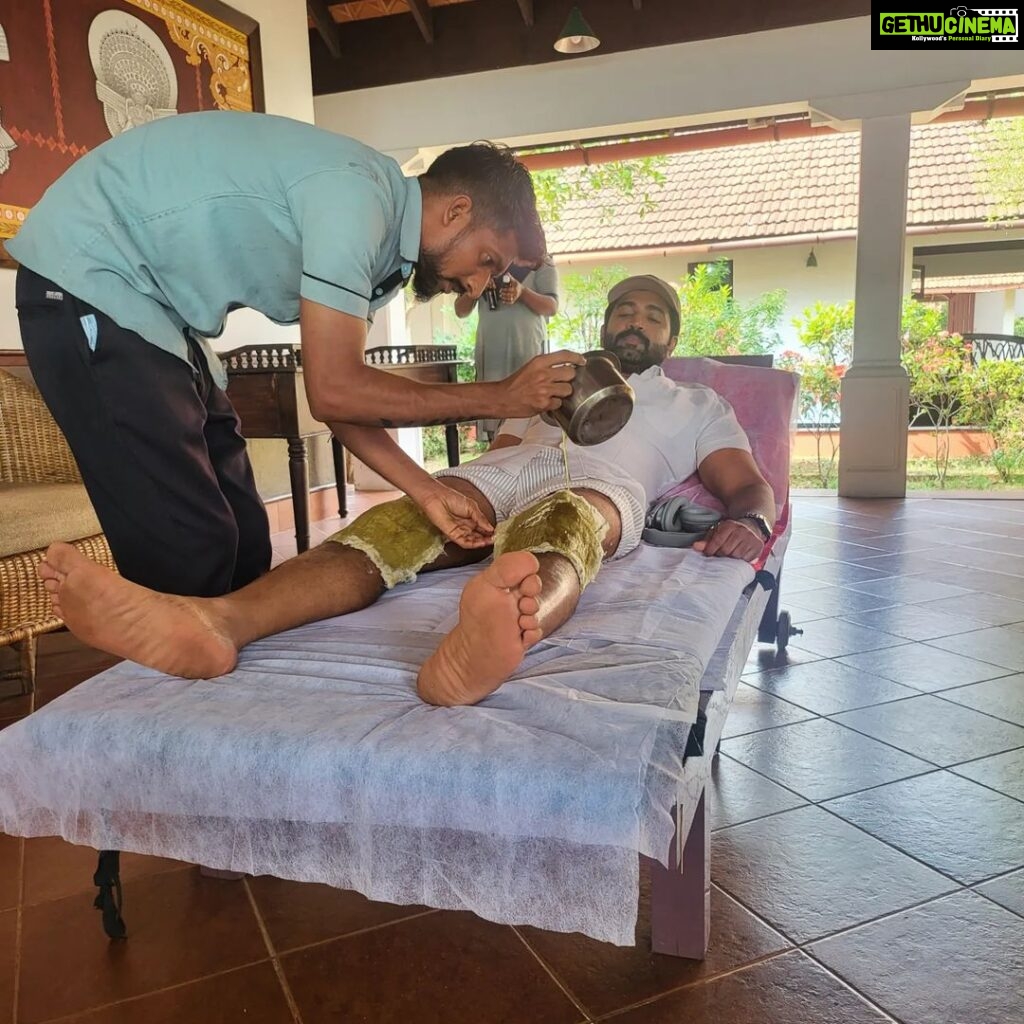 Arun Vijay Instagram - Getting my injured knee treated by traditional Ayurvedic method.. Feeling much better.. On my 4th day of treatment... Will be backkk soon to shoot..👍🏽❤😘 #kerala #trissur #actorslife #stuntinjury
