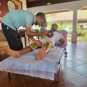 Arun Vijay Instagram - Getting my injured knee treated by traditional Ayurvedic method.. Feeling much better.. On my 4th day of treatment... Will be backkk soon to shoot..👍🏽❤️😘 
#kerala #trissur #actorslife #stuntinjury