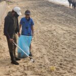 Arun Vijay Instagram - Started our sunday morning cleaning up the waste on the beach and teaching the next gen while doing so. Let's do our part and keep our environment clean...👍🏽 Happy Sunday!! #savenature #noplastic #cleanenvironment #beresponsible #savetheplanet