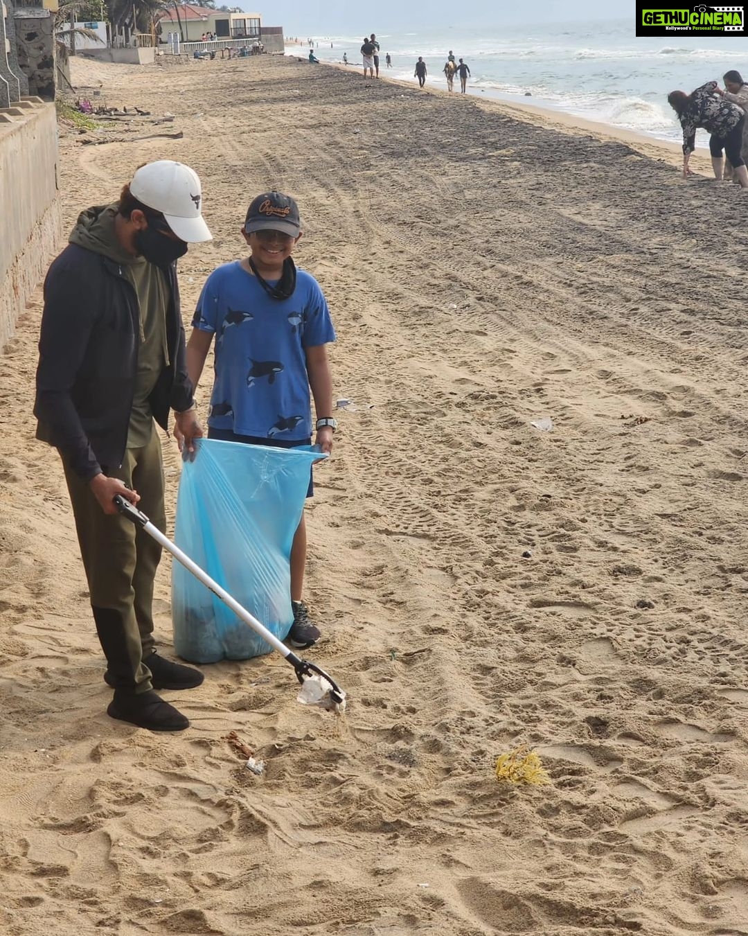 Arun Vijay Instagram - Started our sunday morning cleaning up the waste on the beach and teaching the next gen while doing so. Let's do our part and keep our environment clean...šš½ Happy Sunday!! #savenature #noplastic #cleanenvironment #beresponsible #savetheplanet