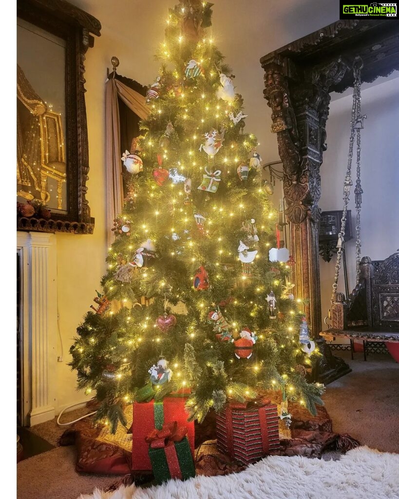 Arun Vijay Instagram - Wish you all a Merry Christmas!!🎄🎊🎉❤