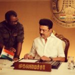 Arunraja Kamaraj Instagram - களம் நமதே பாடல் படப்பிடிப்பு தளத்தில் , மனதிற்கு மிகவும் நெருக்கமானவர்களுடன் இணைந்து மனதிற்கு மிகவும் நெருக்கமான ஒரு பாடலும் அதற்கான ஆக்கமும்… வாய்ப்பளித்ததோடு மட்டுமல்லாமல் விழா மேடையில் ஏற்றி கௌரவப்படுத்தி மகிழ்ந்த @udhay_stalin சார் நன்றிகள் கோடி சார் ❤️❤️❤️❤️ மாண்புமிகு முதல்வரை இயக்கிய அனுபவம் என்றும் ஓர் மறக்க முடியாத நினைவாய் மேலோங்கும் .. இப்பாடலின் தரத்திற்காக இரவு பகலாக என்னோடு பயணித்த, முன்நின்று நிகழ்த்திக்காட்டிய சக அணியினருக்கும் நெஞ்சார்ந்த நன்றிகள் @dineshkrishnandp ப்ரோ ❤️❤️❤️❤️ நடன இயக்குநர் @leelavathi_kumar மாஸ்டர் 🫡🫡🫡 மற்றும் அனைத்து தொழில்நுட்ப கலைஞர்களுக்கும் நன்றி ❤️🙏🙏🙏