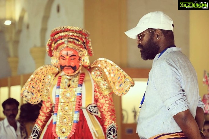 Arunraja Kamaraj Instagram - களம் நமதே பாடல் படப்பிடிப்பு தளத்தில் , மனதிற்கு மிகவும் நெருக்கமானவர்களுடன் இணைந்து மனதிற்கு மிகவும் நெருக்கமான ஒரு பாடலும் அதற்கான ஆக்கமும்… வாய்ப்பளித்ததோடு மட்டுமல்லாமல் விழா மேடையில் ஏற்றி கௌரவப்படுத்தி மகிழ்ந்த @udhay_stalin சார் நன்றிகள் கோடி சார் ❤️❤️❤️❤️ மாண்புமிகு முதல்வரை இயக்கிய அனுபவம் என்றும் ஓர் மறக்க முடியாத நினைவாய் மேலோங்கும் .. இப்பாடலின் தரத்திற்காக இரவு பகலாக என்னோடு பயணித்த, முன்நின்று நிகழ்த்திக்காட்டிய சக அணியினருக்கும் நெஞ்சார்ந்த நன்றிகள் @dineshkrishnandp ப்ரோ ❤️❤️❤️❤️ நடன இயக்குநர் @leelavathi_kumar மாஸ்டர் 🫡🫡🫡 மற்றும் அனைத்து தொழில்நுட்ப கலைஞர்களுக்கும் நன்றி ❤️🙏🙏🙏