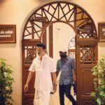 Arunraja Kamaraj Instagram - களம் நமதே பாடல் படப்பிடிப்பு தளத்தில் , மனதிற்கு மிகவும் நெருக்கமானவர்களுடன் இணைந்து மனதிற்கு மிகவும் நெருக்கமான ஒரு பாடலும் அதற்கான ஆக்கமும்… வாய்ப்பளித்ததோடு மட்டுமல்லாமல் விழா மேடையில் ஏற்றி கௌரவப்படுத்தி மகிழ்ந்த @udhay_stalin சார் நன்றிகள் கோடி சார் ❤️❤️❤️❤️ மாண்புமிகு முதல்வரை இயக்கிய அனுபவம் என்றும் ஓர் மறக்க முடியாத நினைவாய் மேலோங்கும் .. இப்பாடலின் தரத்திற்காக இரவு பகலாக என்னோடு பயணித்த, முன்நின்று நிகழ்த்திக்காட்டிய சக அணியினருக்கும் நெஞ்சார்ந்த நன்றிகள் @dineshkrishnandp ப்ரோ ❤️❤️❤️❤️ நடன இயக்குநர் @leelavathi_kumar மாஸ்டர் 🫡🫡🫡 மற்றும் அனைத்து தொழில்நுட்ப கலைஞர்களுக்கும் நன்றி ❤️🙏🙏🙏