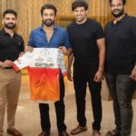 Arya Instagram - I am so grateful @actorsuriya sir for unveiling our team jersey #LEL2022 🤗🤗Thank you so much for your encouragement ,love and support for our #Ryders team as always 😍🤗 @boomcarschennai @goedtravels @heinisports @madrasphotofactory @ryders_teamjammy