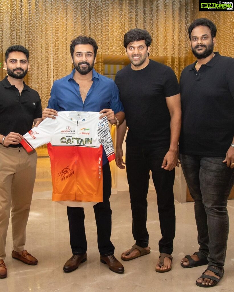 Arya Instagram - I am so grateful @actorsuriya sir for unveiling our team jersey #LEL2022 🤗🤗Thank you so much for your encouragement ,love and support for our #Ryders team as always 😍🤗 @boomcarschennai @goedtravels @heinisports @madrasphotofactory @ryders_teamjammy