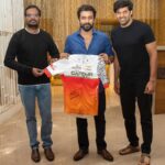 Arya Instagram - I am so grateful @actorsuriya sir for unveiling our team jersey #LEL2022 🤗🤗Thank you so much for your encouragement ,love and support for our #Ryders team as always 😍🤗 @boomcarschennai @goedtravels @heinisports @madrasphotofactory @ryders_teamjammy