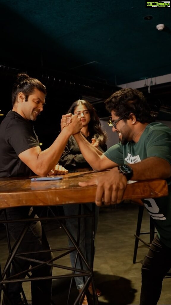 Arya Instagram - Watch @aryaoffl 🦁VS ME 🐒💥 #armwrestling . Watch Kather Basha Endra Muthuramalingam on theatres from JUNE 2nd 🎬 @drumsticks.productions @jungleemusicsouth @barracudabrewbar #arya #siddhiidnani #tamilcinema #trending #actress #funnyvideos #comedyvideos #primereels