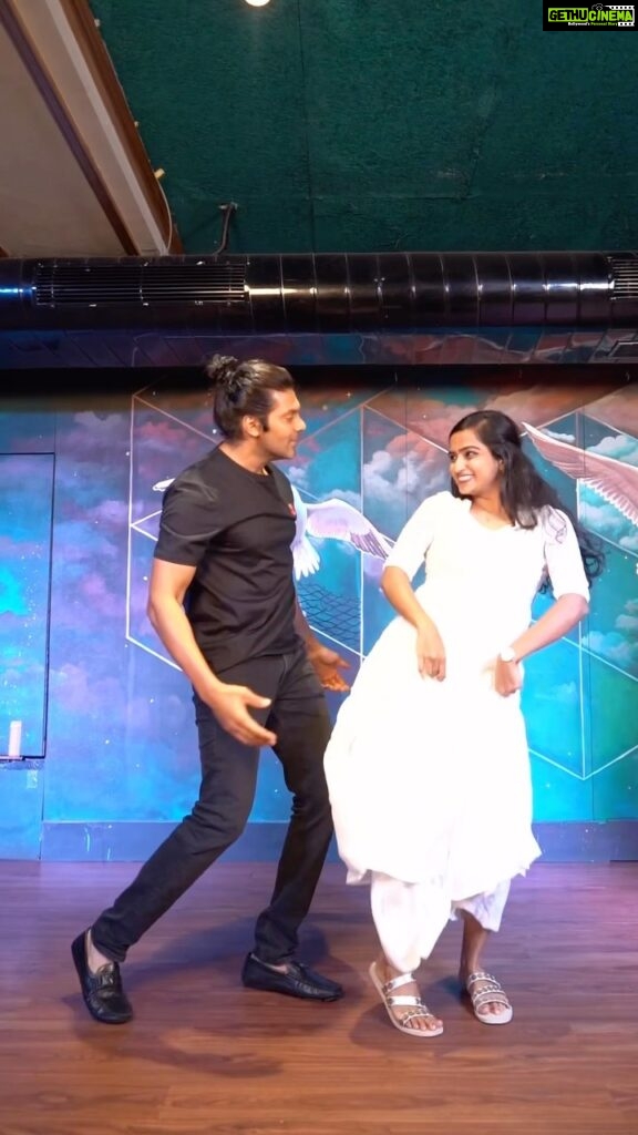 Arya Instagram - Join the fun-filled #Karikolambu hook step challenge and show off your moves! Loved dancing to this catchy folk number with the one and only @aryaoffl ❤️ Thank you for the opportunity❤️ @drumsticks.productions @jungleemusicsouth @oodagaa @sindhujahari @irlchristopher @p.gunasekaran Shot by @t_square._ 📍 @barracudabrewbar Chennai, India