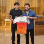 Arya Instagram - I am so grateful @actorsuriya sir for unveiling our team jersey #LEL2022 🤗🤗Thank you so much for your encouragement ,love and support for our #Ryders team as always 😍🤗 @boomcarschennai @goedtravels @heinisports @madrasphotofactory @ryders_teamjammy