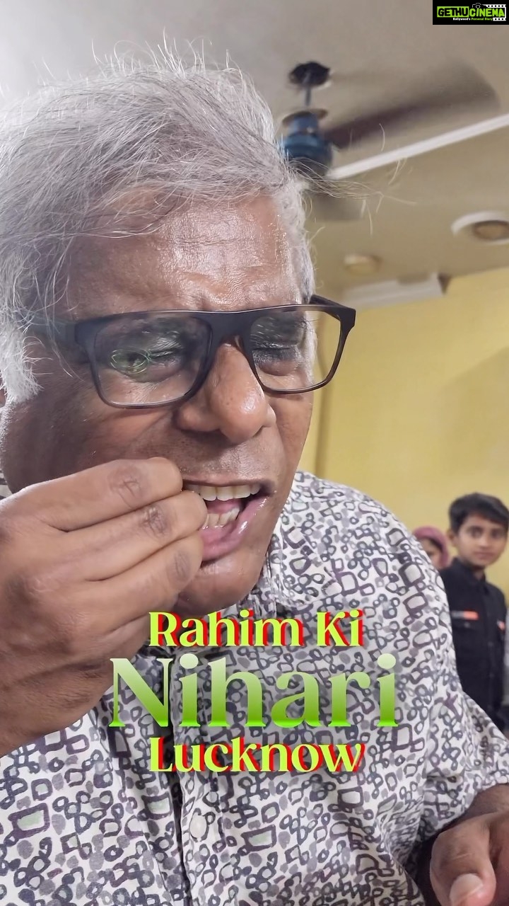 Ashish Vidyarthi Instagram - Non-Vegetarian Heaven 🤤Gazab ki Mutton Nihari aur Kulcha, Chicken Kebab jo Aafat hai🔥Ye Khaas Lucknow ka Zaika from Rahim Ki Nihari 😋 Eid Mubarak…Cheers and Love ❤️ 💫 Address: Rahim Ki Nihari, Tulsidas Marg Chowk, Lucknow, India #eid #eidmubarak #festival #love #food #muttonnihari #chickenkebab #rahimkinihari #nihari #kulcha #spicy #nonvegetarian #vlog #lucknow #uttarpradesh #lucknowfood #foodreels #instareels #foodblogger #yummy #youtube #ashishvidyarthi #actorslife #weekend #kebab Lucknow, Uttar Pradesh