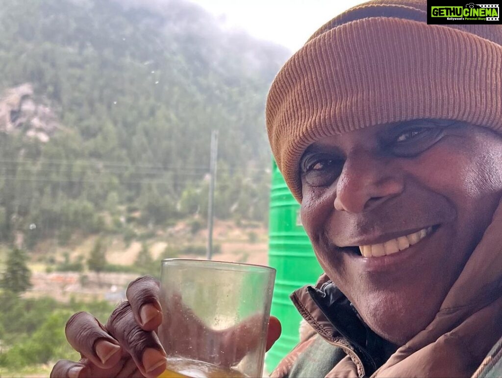 Ashish Vidyarthi Instagram - एक राह रुक गयी तो और जुड गयी मैं मुड़ा तो साथ-साथ राह मुड़ गयी हवा के परों पर मेरा आशियाना ❤️ Meaning: As one path ceased, another did appear, As I turned, the road turned too, My haven now rests upon the wings of breeze ❤️ Join me on YouTube: Ashish Vidyarthi Actor Vlogs, on my latest Himachal adventure where we lose ourselves in paradise 🏔️🚗 #travel #explore #himachalpradesh #chitkul #friendship #roadtrip #ashishvidyarthi #actorvlogs #actorslife Chitkul - छितकुल, Himachal Pradesh