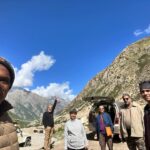Ashish Vidyarthi Instagram - एक राह रुक गयी तो और जुड गयी मैं मुड़ा तो साथ-साथ राह मुड़ गयी हवा के परों पर मेरा आशियाना ❤️ Meaning: As one path ceased, another did appear, As I turned, the road turned too, My haven now rests upon the wings of breeze ❤️ Join me on YouTube: Ashish Vidyarthi Actor Vlogs, on my latest Himachal adventure where we lose ourselves in paradise 🏔️🚗 #travel #explore #himachalpradesh #chitkul #friendship #roadtrip #ashishvidyarthi #actorvlogs #actorslife Chitkul - छितकुल, Himachal Pradesh