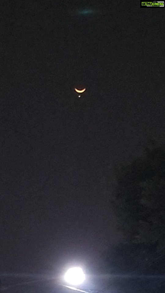 Ashish Vidyarthi Instagram - An extraordinary sight of the crescent with... Is that Venus? .. Seen from Zakaria street Kolkata on evening one of Ramzan 2023... Ramzan Mubarak! #ramzan #ramzanmubarak #kolkata #zakariastreet #moon #reelitfeelit #reelkarofeelkaro #reelsinstagram #city #night #evening #ramzan2023 Zakaria Street
