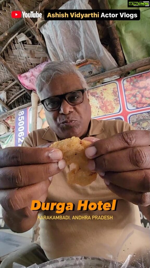 Ashish Vidyarthi Instagram - Garma garam dosa ke saath shuruat 😍😋 Mamla bohot crisp hai bhaisaab 🤤 Durga Hotel, Karakambadi village, Andhra Pradesh #supportsmallbusiness #reels #reelit #reelitfeelit #reelkarofeelkaro #foodreel #instafood #dosa #wada #southindia #foodie #foodblogger #actorslife #dosa #breakfast #morning #ashishvidyarthi #happy #love #friendship