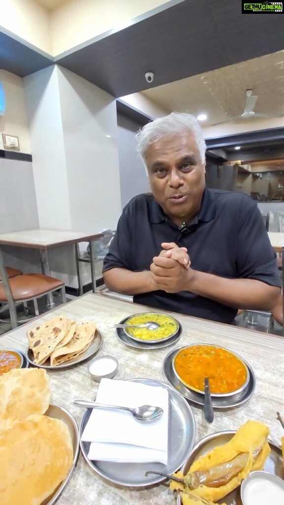 Ashish Vidyarthi Instagram - Must Have Vegetarian Breakfast at Cafe Bhonsle - 🌶 Spicy Mirchi Bhajji, 🤤 Batata Bhaji, Salad and much more 😍😋 Café Bhonsle: Address: 403, Cunha Rivara Rd, near National Theater, Altinho, Panaji, Goa 403001 #breakfast #goa #goadiaries #vegetarian #bts #shoot #behindthescenes #pakoda #ashishvidyarthi #ashishvidyarthiactorvlogs #actorslife #reelitfeelit #reelkarofeelkaro #instafood #instamood #foodie #vlog #youtube #spicy #tasty Goa, India