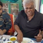 Ashish Vidyarthi Instagram - Aisa Machher Jhol Life Mein Nahi Khaya 🐟🦐🤤 | Siliguri Ep.2 @soumya.ghosh25 @tulimaitra @rohan.10dey Watch full episode on YouTube-Ashish Vidyarthi Actor Vlogs Yeh Food nahi, Food-for-Soul hai kyuki.... Aaj karenge Siliguri mein Food Mukbang! Come join us for a scrumptious lunch today! We are enjoying some very authentic delicious home-cooked food of Siliguri in North Bengal at my dear friend Soumyajit aka @zerowattfilms home. Agar aap accha aur Ghar ke khane ke shaukeen hain toh yakeen maniye aapko bada mazaa aane wala hai. Aapne teekhi mirchi toh khayi hogi lekin yaha gazab ka teekha mirch milta hai, kabhi North Bengal aayen toh try jarur kijiyega. A hearty meal of Chingri dipped in a tasty sauce followed by a unique flavour of fish that’s very light on the stomach and heart along with Jhol made of ‘Tok Pui Saag’ which is only found in North Bengal. Kuch beyhadh lazeez handi mutton ka luft uthayenge jiske flavour aur taste ko agar ek word mein describe karu toh bilkul “uncle” hai dost! Iss purey meal ki khaas baat hai uski saadgi aur swad. Gazab ka zone aur ussey bhi lajaawb khaana bole toh mamala ‘Zone’ mein hai. It is pure love and warmth that Soumyajit and I feel as we enjoy the wholesome meal lovingly being served and surrounded by family members. Dil se Shukriya karta hoon Soumyajit aur unke poorey Parivaar ka jinhone itna Pyaar aur Aadar diya. I am touched by your selfless and generous love ❤️🙏🏾 Soumyajit aur unke pyaare parivaar ko iss video ke jariye dher sara pyaar dijiye aur hum sab fir milenge Siliguri series ke agle episode mein. Tab tak ke liye, Alshukran Bandhu, Alshukran Zindagi. #foodvlog #mukbang #foodie #bengalifood #ashishvidyarthi #fish #reelitfeelit #reelkarofeelkaro #zerowatt #westbengal #food #machherjhol #spicy #tasty Siliguri Westbengal