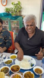 Ashish Vidyarthi Instagram - Aisa Machher Jhol Life Mein Nahi Khaya 🐟🦐🤤 | Siliguri Ep.2  @soumya.ghosh25 @tulimaitra @rohan.10dey 

Watch full episode on YouTube-Ashish Vidyarthi Actor Vlogs

Yeh Food nahi, Food-for-Soul hai kyuki.... Aaj karenge Siliguri mein Food Mukbang!
Come join us for a scrumptious lunch today! We are enjoying some very authentic delicious home-cooked food of Siliguri in North Bengal at my dear friend Soumyajit aka  @zerowattfilms  home. Agar aap accha aur Ghar ke khane ke shaukeen hain toh yakeen maniye aapko bada mazaa aane wala hai. 

Aapne teekhi mirchi toh khayi hogi lekin yaha gazab ka teekha mirch milta hai, kabhi North Bengal aayen toh try jarur kijiyega. 
A hearty meal of Chingri dipped in a tasty sauce followed by a unique flavour of fish that’s very light on the stomach and heart along with Jhol made of ‘Tok Pui Saag’ which is only found in North Bengal. Kuch beyhadh lazeez handi mutton ka luft uthayenge jiske flavour aur taste ko agar ek word mein describe karu toh bilkul “uncle” hai dost! Iss purey meal ki khaas baat hai uski saadgi aur swad. 

Gazab ka zone aur ussey bhi lajaawb khaana bole toh mamala ‘Zone’ mein hai. It is pure love and warmth that Soumyajit and I feel as we enjoy the wholesome meal lovingly being served and surrounded by family members. 

Dil se Shukriya karta hoon Soumyajit aur unke poorey Parivaar ka jinhone itna Pyaar aur Aadar diya.
I am touched by your selfless and generous love ❤️🙏🏾 
Soumyajit aur unke pyaare parivaar ko iss video ke jariye dher sara pyaar dijiye aur hum sab fir milenge Siliguri series ke agle episode mein.

Tab tak ke liye,
Alshukran Bandhu,
Alshukran Zindagi.
#foodvlog #mukbang #foodie #bengalifood #ashishvidyarthi #fish #reelitfeelit #reelkarofeelkaro #zerowatt #westbengal #food #machherjhol #spicy #tasty