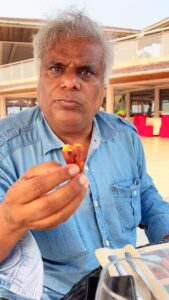 Ashish Vidyarthi Instagram - Smoky Captain Fish with Amazingly Spicy Pili Pili Mbuzi Sauce🐠🌶️🥵By The Congo River in Congo, Africa 

#africa #fish #spicy #reelitfeelit #reelkarofeelkaro #reelsinstagram #reels #congo #kinshasa #africancuisine #sauce #captain #river #congokinshasa #ashishvidyarthi #travel #explore #instareels #actorslife